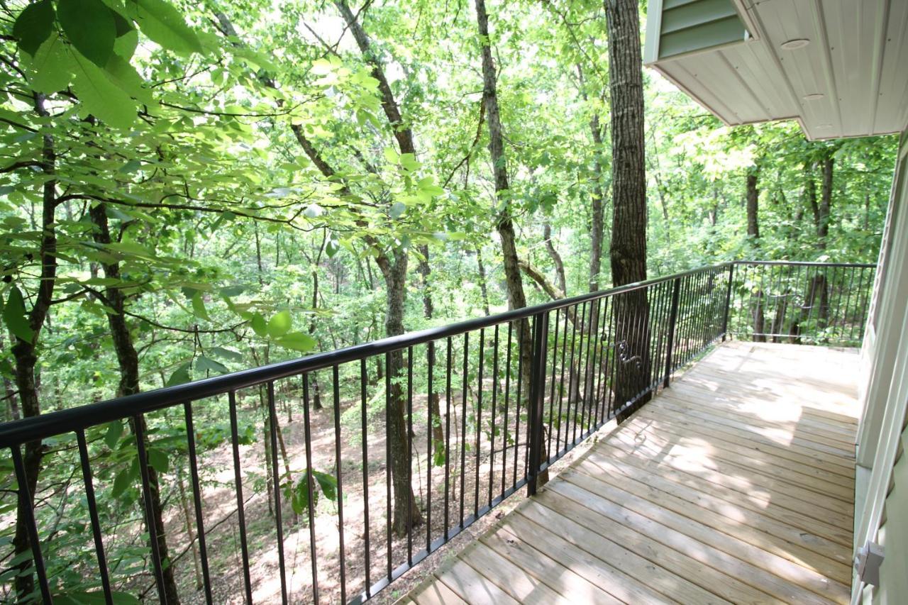 Villa Secluded Treehouse In The Woods - Tree Hugger Hideaway Branson Esterno foto