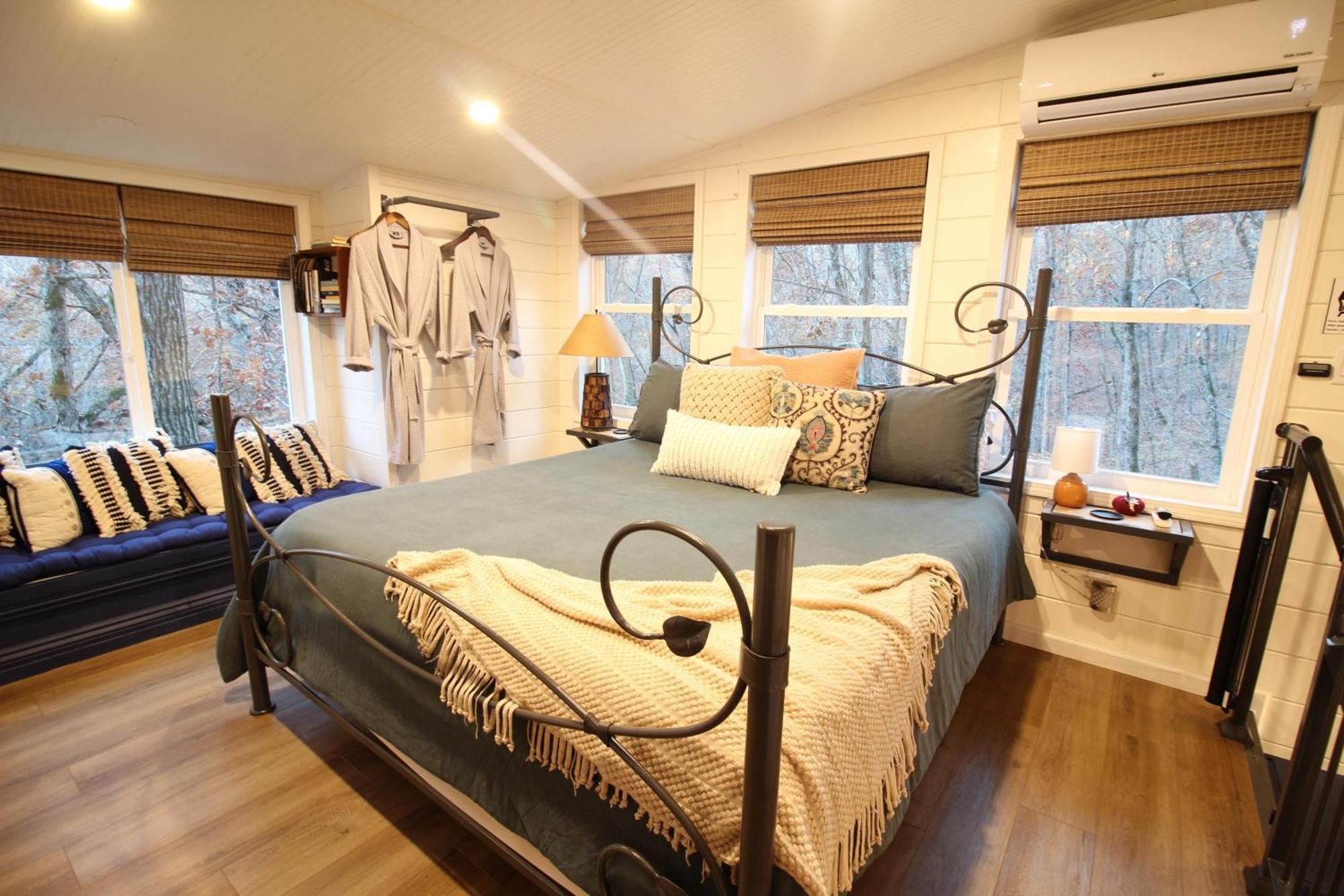 Villa Secluded Treehouse In The Woods - Tree Hugger Hideaway Branson Esterno foto
