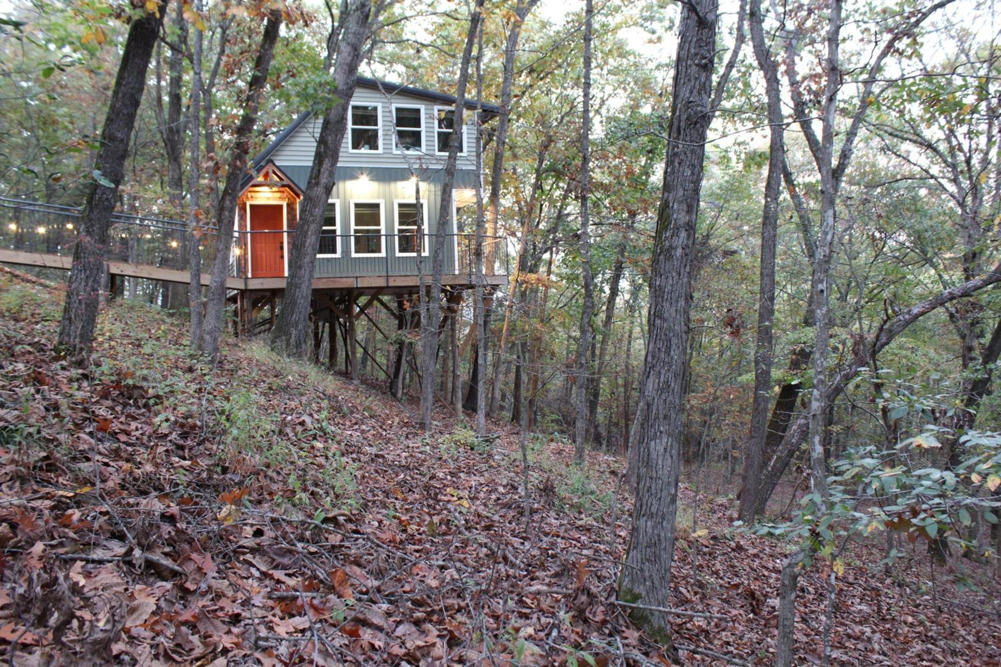 Villa Secluded Treehouse In The Woods - Tree Hugger Hideaway Branson Esterno foto
