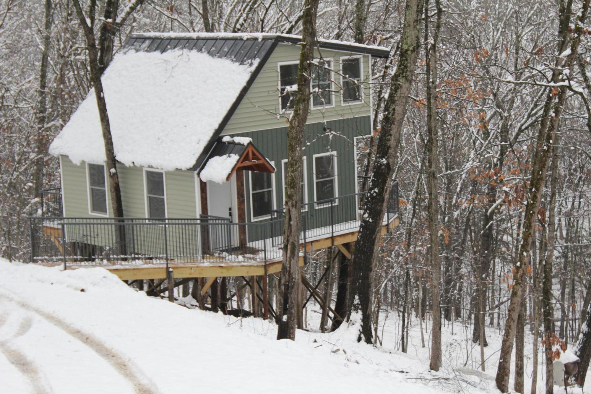 Villa Secluded Treehouse In The Woods - Tree Hugger Hideaway Branson Esterno foto